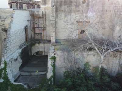 ...e pareti semidistrutte che lasciano a vista alcuni archi in pietra
